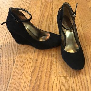 Nine West black velvet wedges